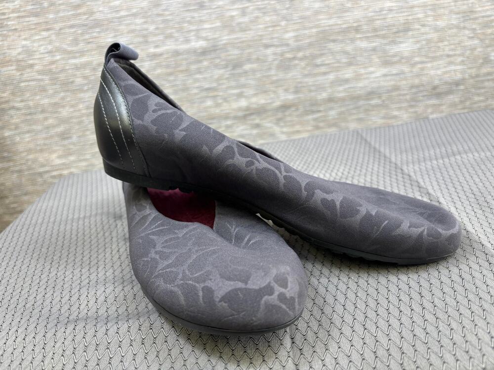 Munro Shoes Womens Size 8.5M Gray Floral Ballet Flats Comfort Slip On Casual